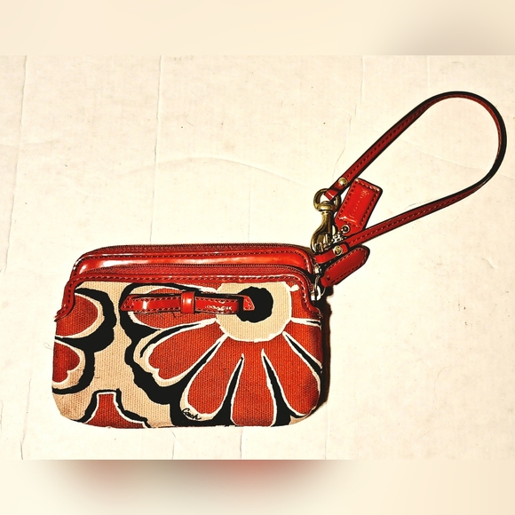 Coach Poppy Red patent leather and floral canvas with red bow 2 pocket wrislet - Picture 3 of 9